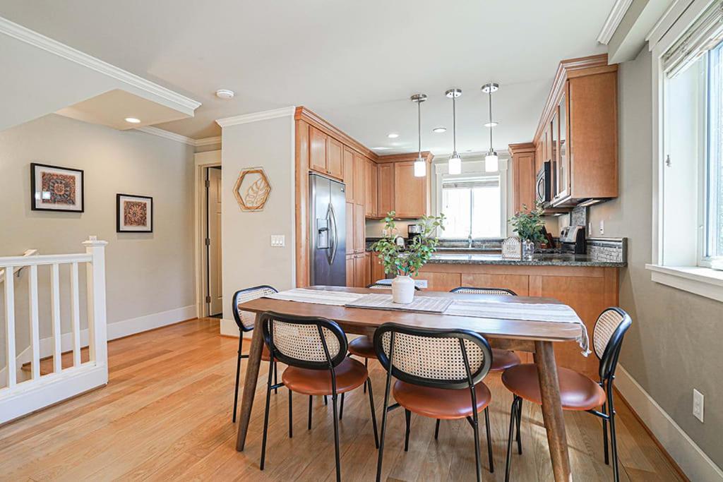 Exquisite Townhome With Spacious Loft And Gourmet Kitchen