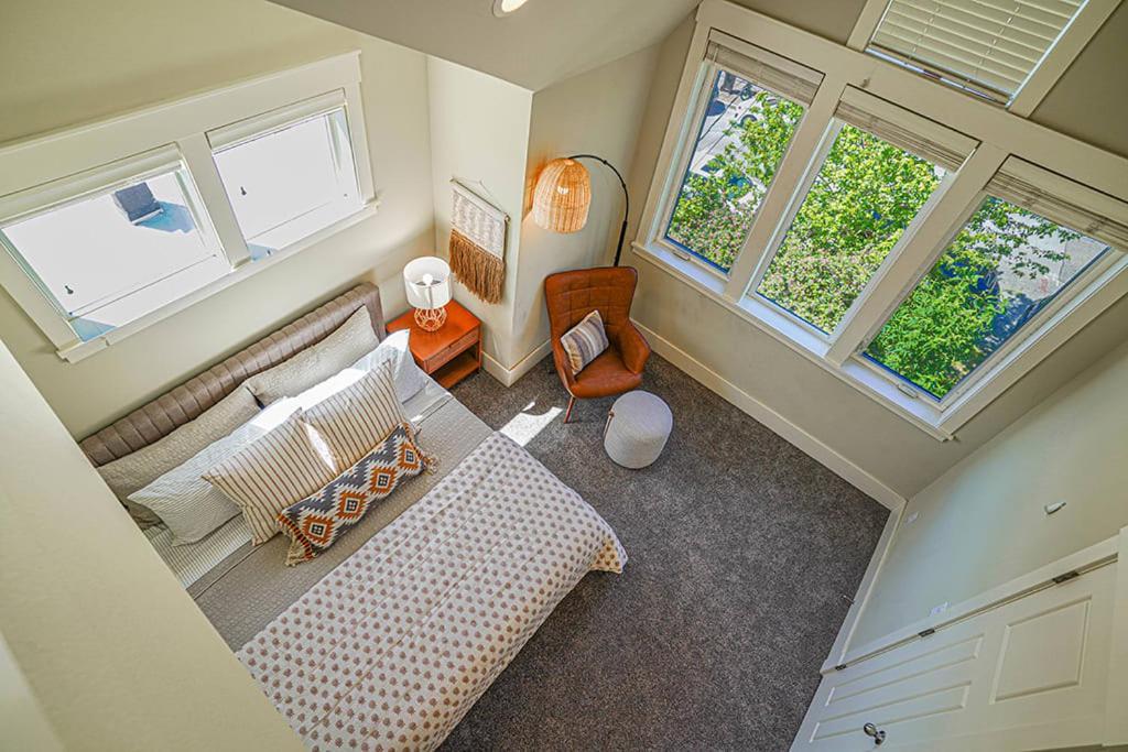 Holiday home Exquisite Townhome With Spacious Loft And Gourmet Kitchen *