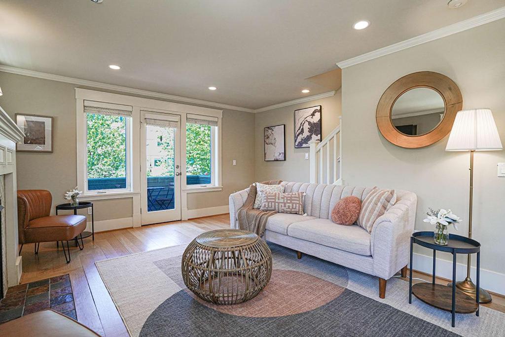 Exquisite Townhome With Spacious Loft And Gourmet Kitchen Seattle