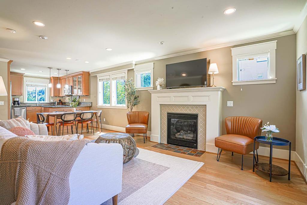 Exquisite Townhome With Spacious Loft And Gourmet Kitchen * Seattle
