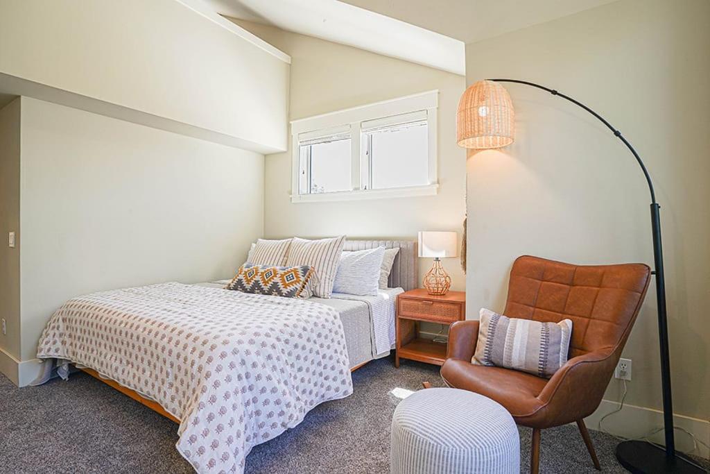 Exquisite Townhome With Spacious Loft And Gourmet Kitchen Holiday home