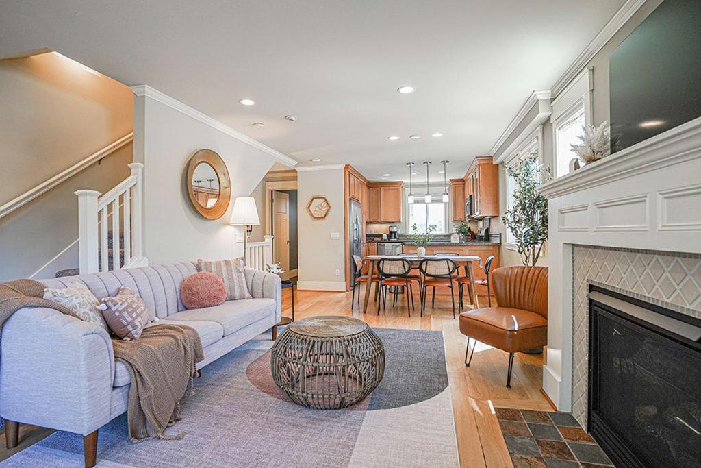 Exquisite Townhome With Spacious Loft And Gourmet Kitchen