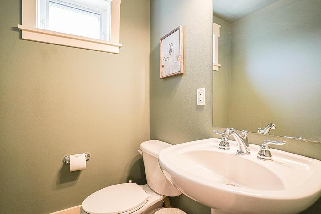 Exquisite Townhome With Spacious Loft And Gourmet Kitchen Holiday home Seattle