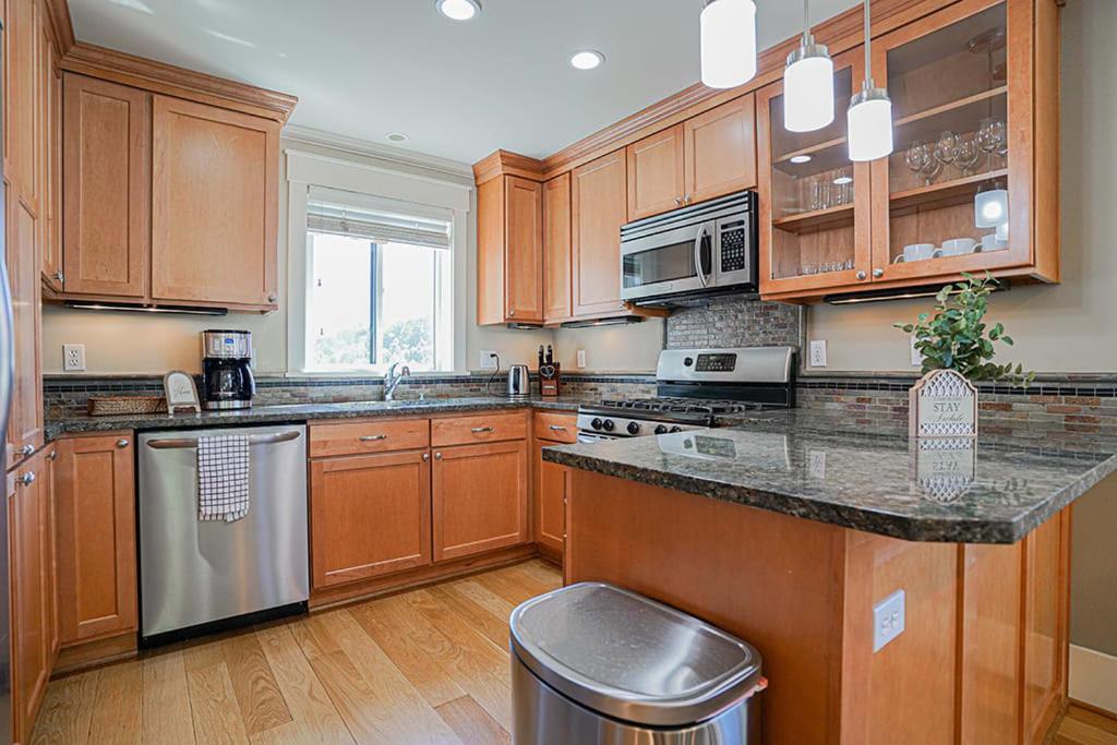Exquisite Townhome With Spacious Loft And Gourmet Kitchen Holiday home Seattle