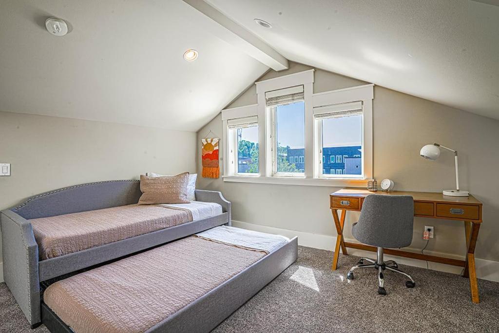 Exquisite Townhome With Spacious Loft And Gourmet Kitchen Holiday home *