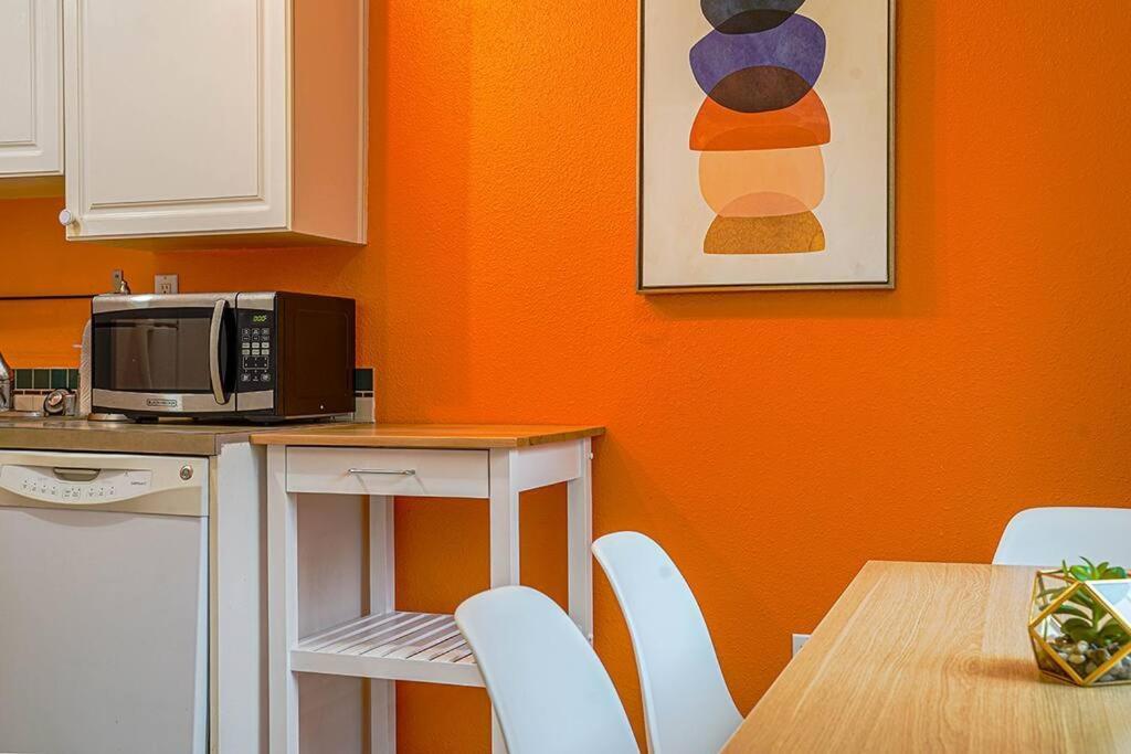 Colorful Downtown Condo, 2 Bedrooms, King Bed Seattle