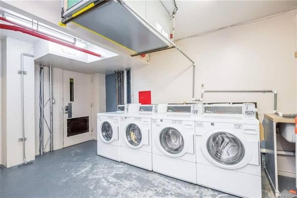 Colorful Downtown Condo, 2 Bedrooms, King Bed Holiday home *