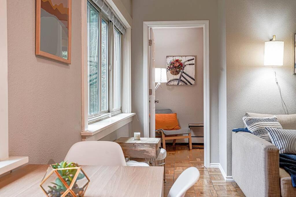 Colorful Downtown Condo, 2 Bedrooms, King Bed *