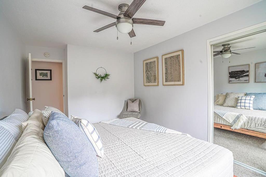 Tranquil 2br Downtown Condo, Parking, King Bed Apartment
