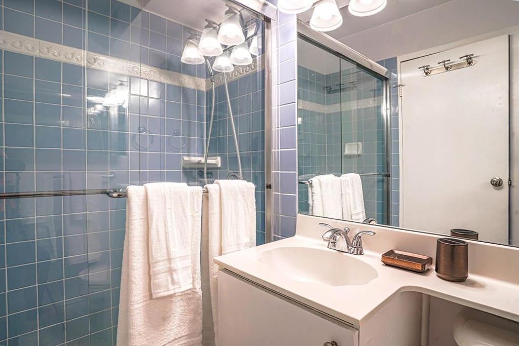 Tranquil 2br Downtown Condo, Parking, King Bed Apartment