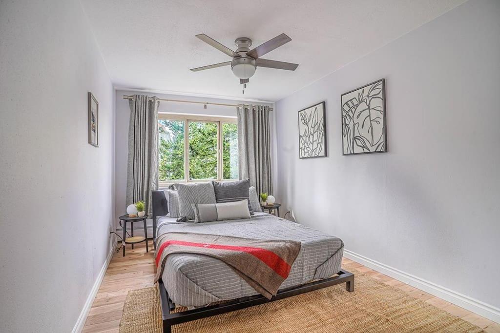 Tranquil 2br Downtown Condo, Parking, King Bed Seattle