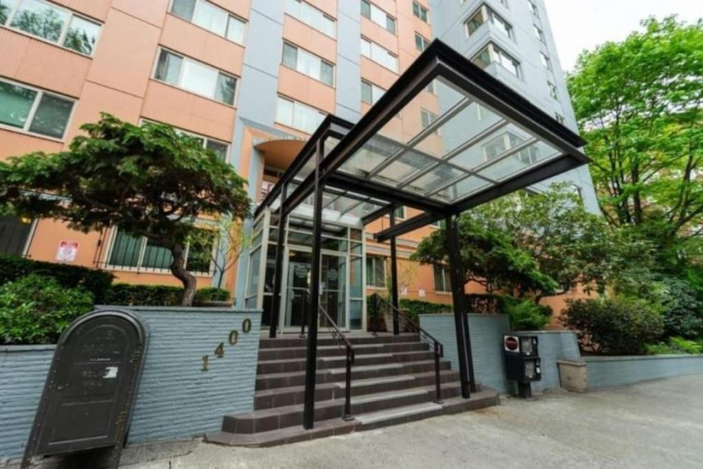 Tranquil 2br Downtown Condo, Parking, King Bed Apartment