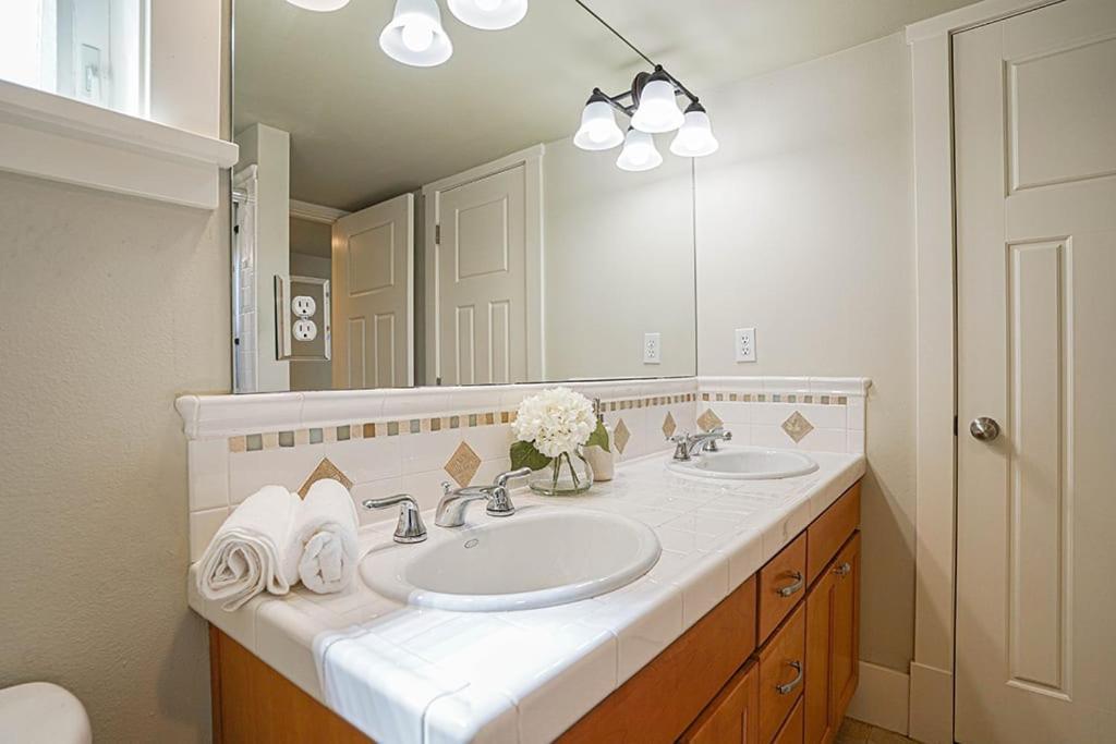 Exquisite Townhome With Spacious Loft And Gourmet Kitchen Holiday home