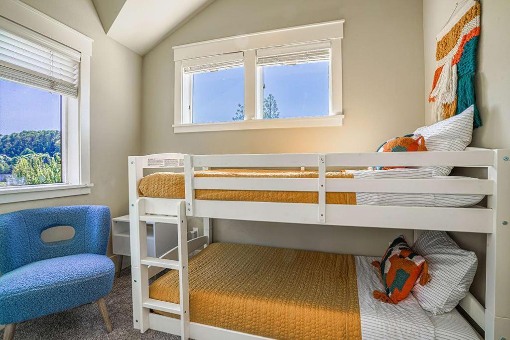 Exquisite Townhome With Spacious Loft And Gourmet Kitchen