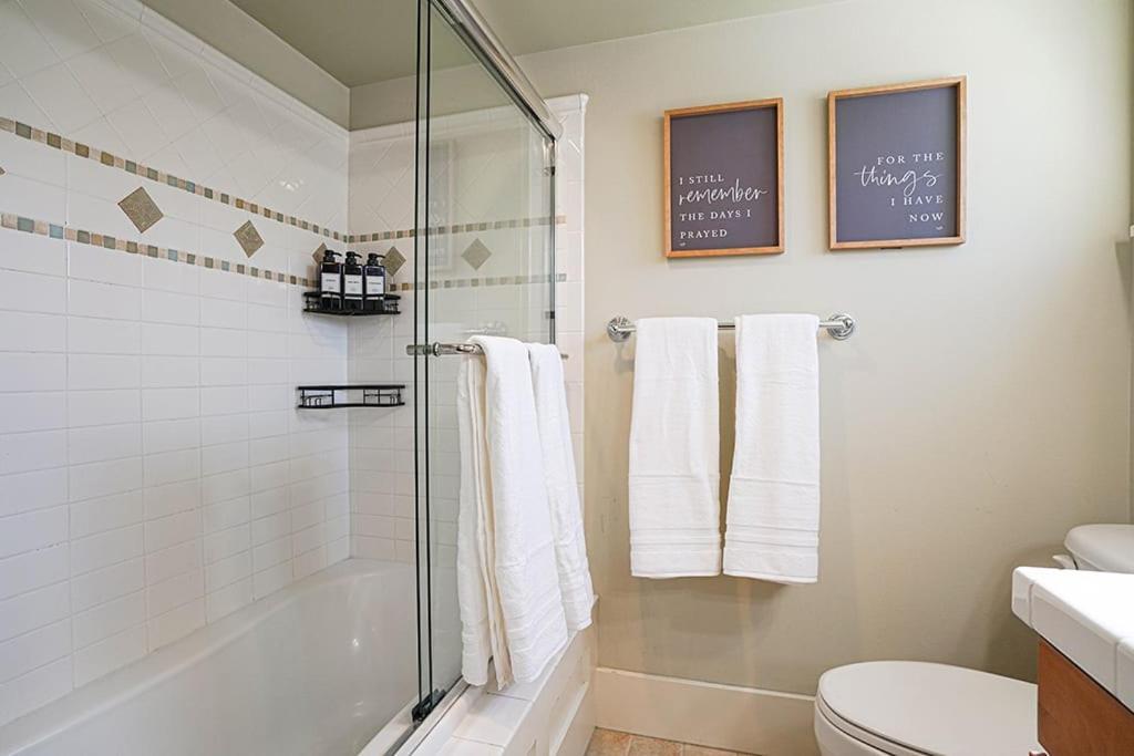 Exquisite Townhome With Spacious Loft And Gourmet Kitchen Holiday home *