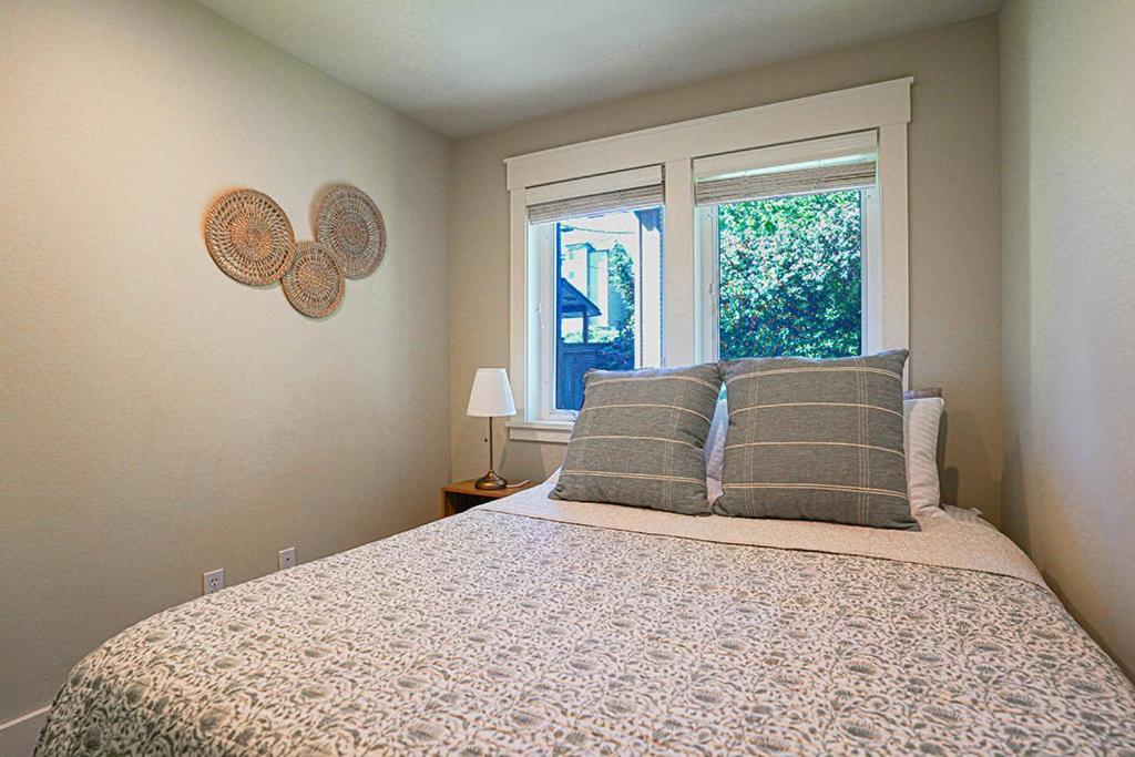 Exquisite Townhome With Spacious Loft And Gourmet Kitchen
