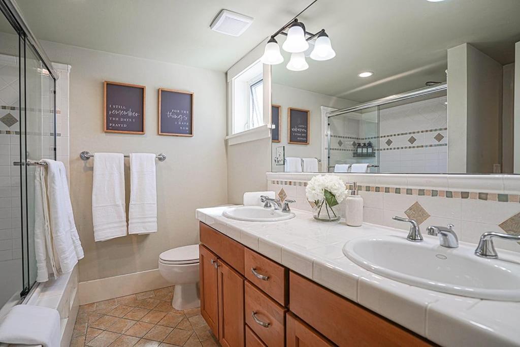 Holiday home Exquisite Townhome With Spacious Loft And Gourmet Kitchen *