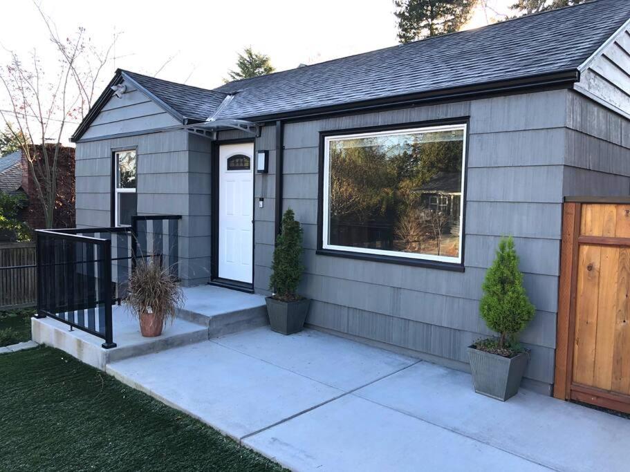 Cozy Crown Hill Carkeek W/3 Beds, Full Kitchen & Backyard In North
