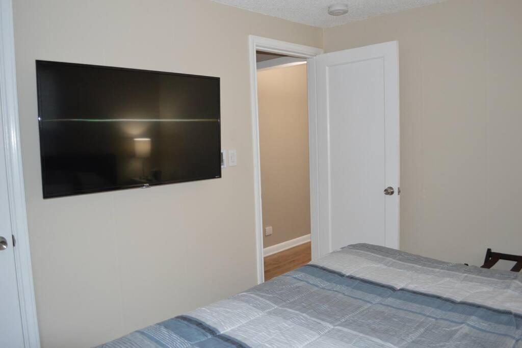 Apartment Cozy Crown Hill Carkeek W/3 Beds, Full Kitchen & Backyard In North Seattle