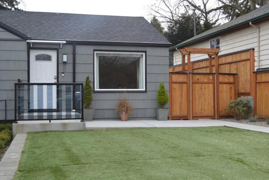 Cozy Crown Hill Carkeek W/3 Beds, Full Kitchen & Backyard In North Apartment Seattle