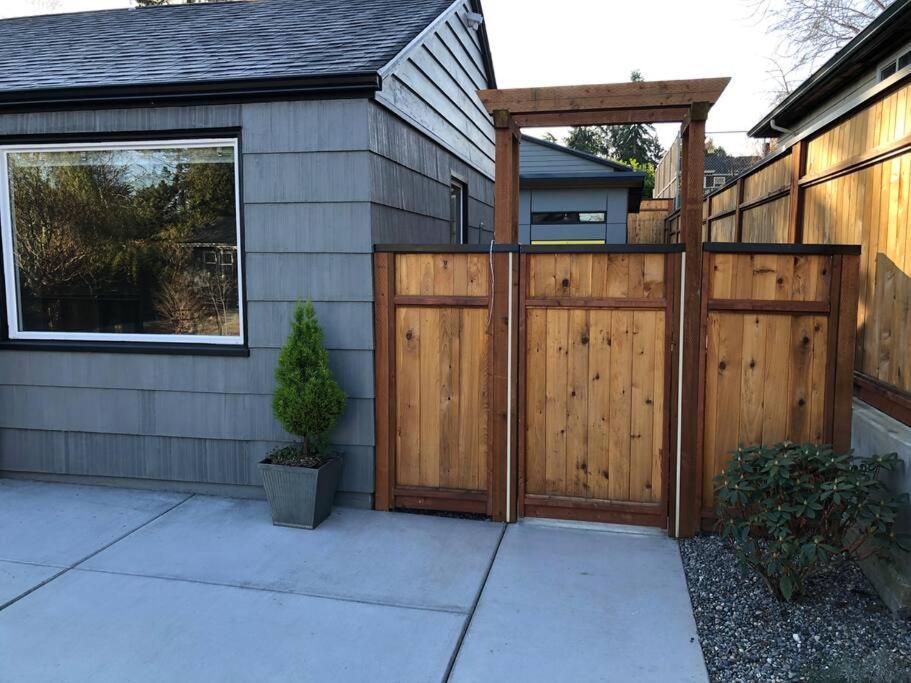 Apartment Cozy Crown Hill Carkeek W/3 Beds, Full Kitchen & Backyard In North Seattle