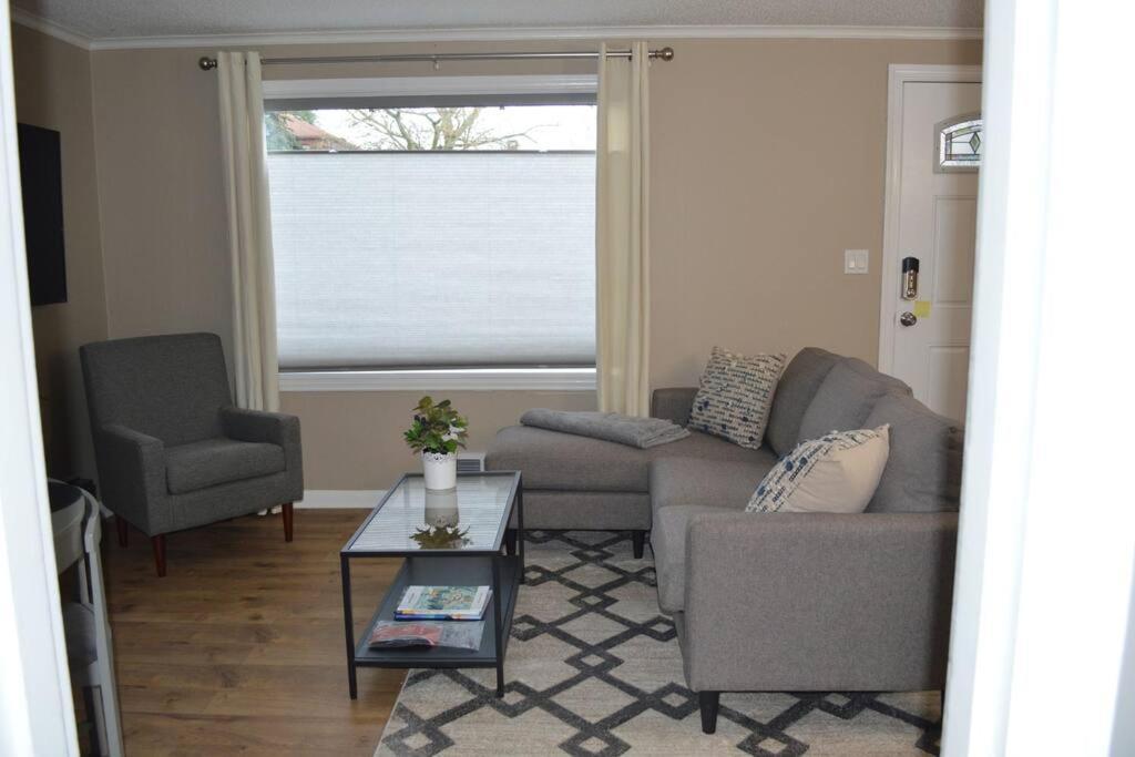 Cozy Crown Hill Carkeek W/3 Beds, Full Kitchen & Backyard In North Apartment *