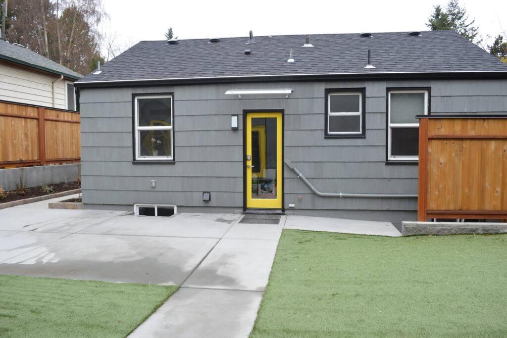 Cozy Crown Hill Carkeek W/3 Beds, Full Kitchen & Backyard In North Apartment Seattle