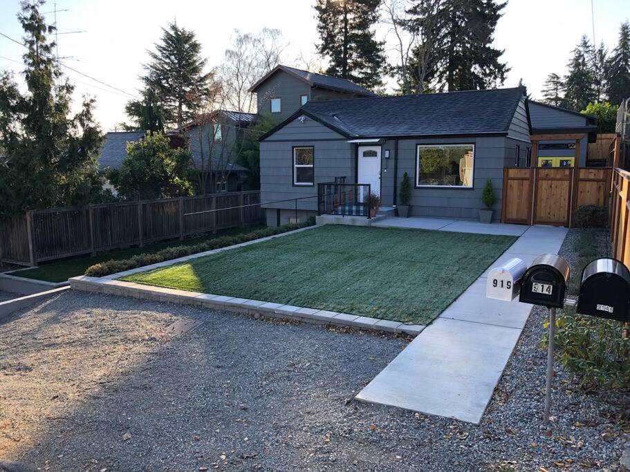 Cozy Crown Hill Carkeek W/3 Beds, Full Kitchen & Backyard In North Apartment *