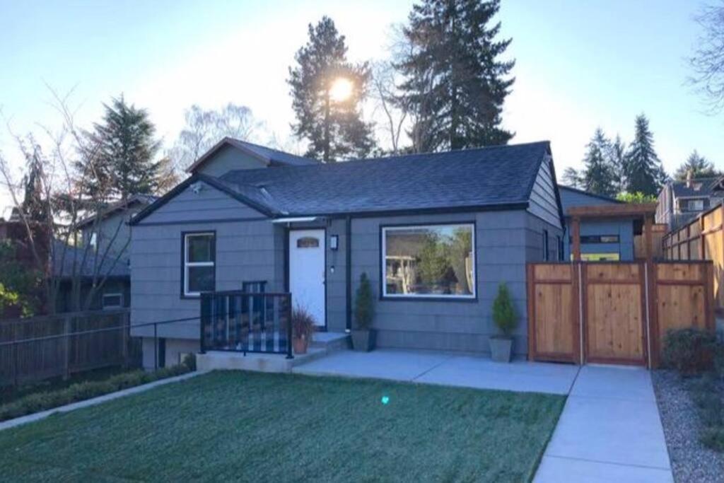 Cozy Crown Hill Carkeek W/3 Beds, Full Kitchen & Backyard In North * Seattle