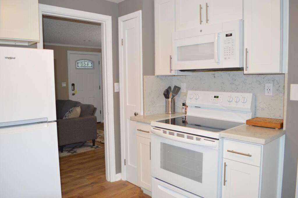 Apartment Cozy Crown Hill Carkeek W/3 Beds, Full Kitchen & Backyard In North Seattle