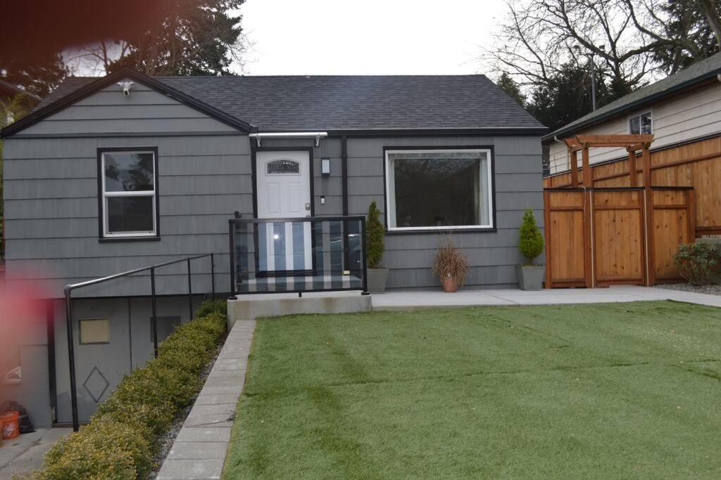 Apartment Cozy Crown Hill Carkeek W/3 Beds, Full Kitchen & Backyard In North