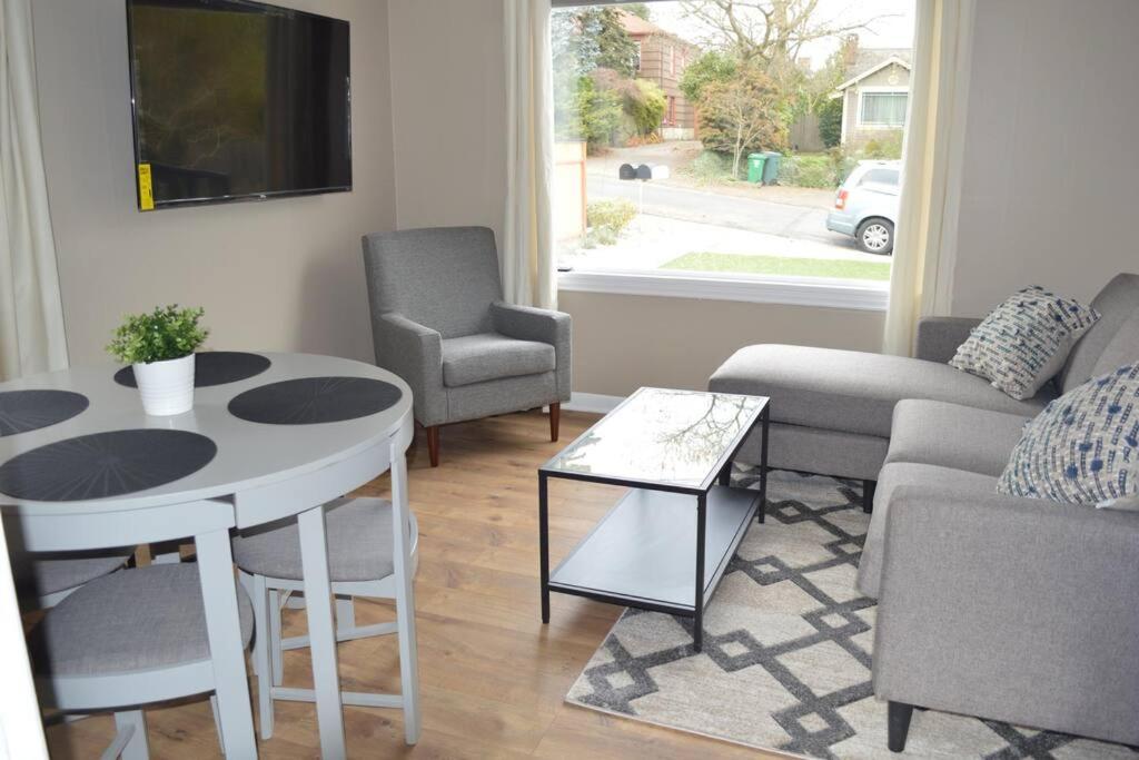 Cozy Crown Hill Carkeek W/3 Beds, Full Kitchen & Backyard In North Apartment Seattle