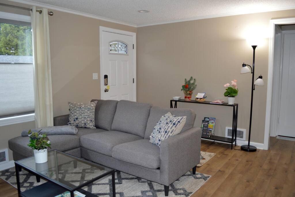 Cozy Crown Hill Carkeek W/3 Beds, Full Kitchen & Backyard In North Apartment *