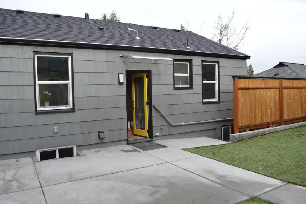 Apartment Cozy Crown Hill Carkeek W/3 Beds, Full Kitchen & Backyard In North *