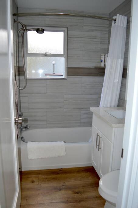 Cozy Crown Hill Carkeek W/3 Beds, Full Kitchen & Backyard In North Apartment *