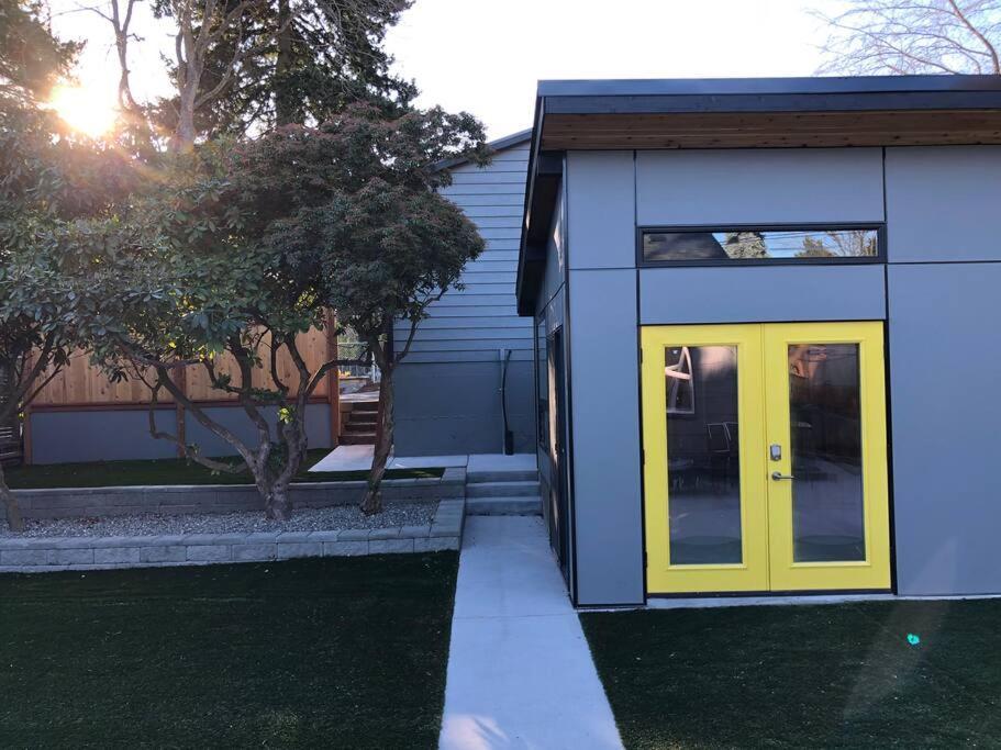 Apartment Cozy Crown Hill Carkeek W/3 Beds, Full Kitchen & Backyard In North