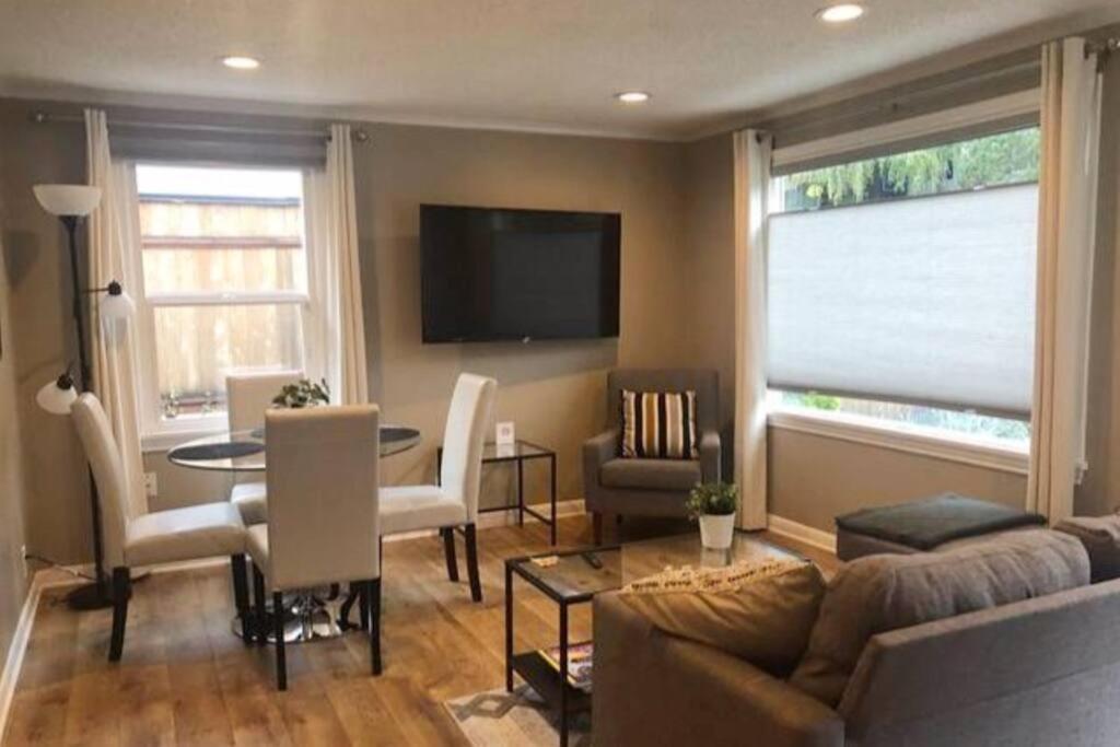 Cozy Crown Hill Carkeek W/3 Beds, Full Kitchen & Backyard In North Seattle