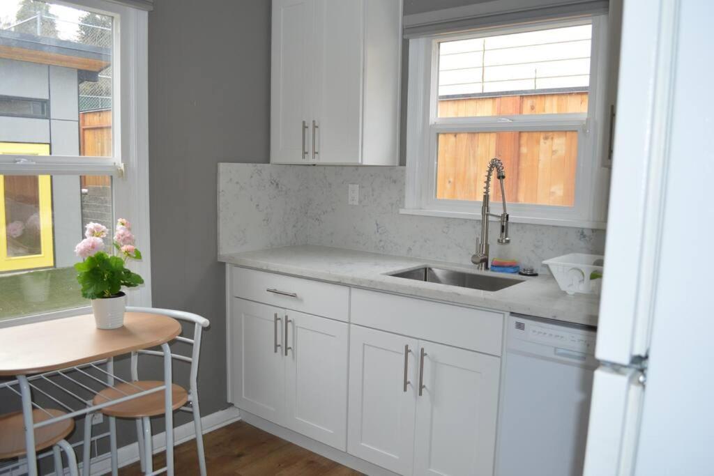 Cozy Crown Hill Carkeek W/3 Beds, Full Kitchen & Backyard In North *
