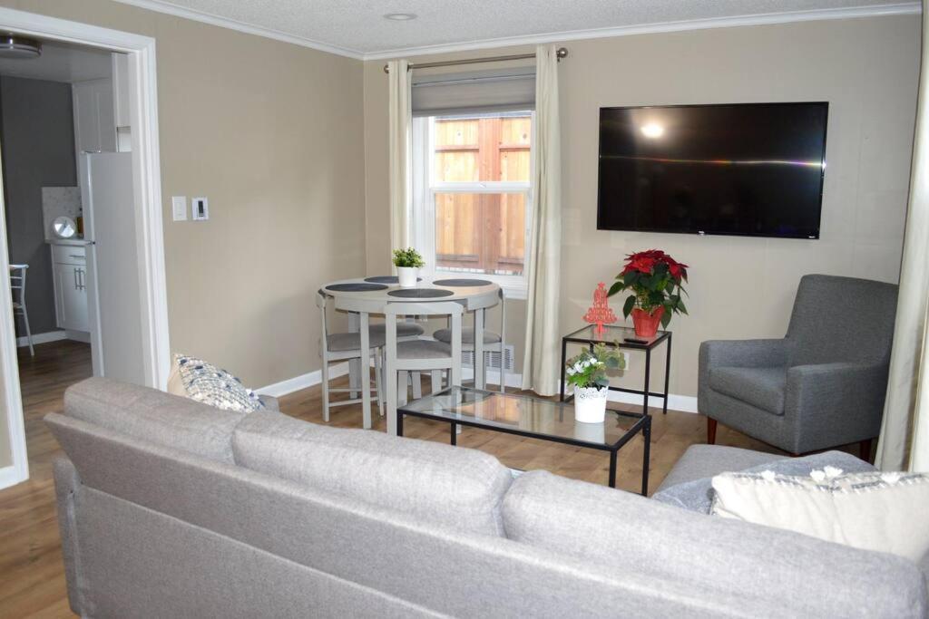 Apartment Cozy Crown Hill Carkeek W/3 Beds, Full Kitchen & Backyard In North *