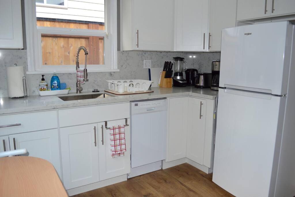 Cozy Crown Hill Carkeek W/3 Beds, Full Kitchen & Backyard In North