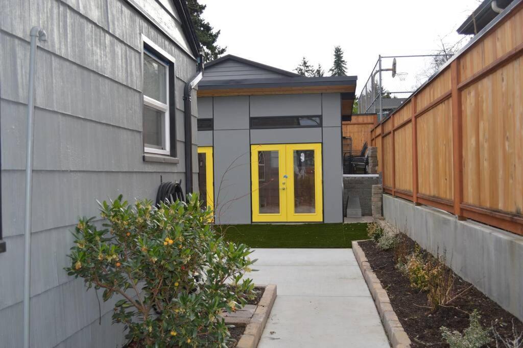 Cozy Crown Hill Carkeek W/3 Beds, Full Kitchen & Backyard In North