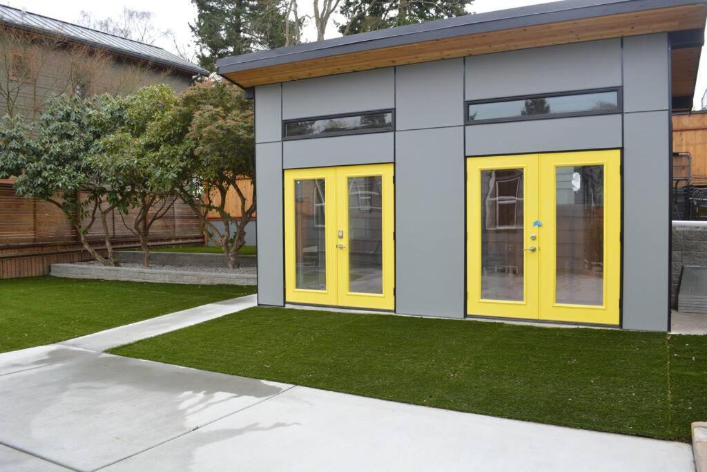 Cozy Crown Hill Carkeek W/3 Beds, Full Kitchen & Backyard In North Apartment *