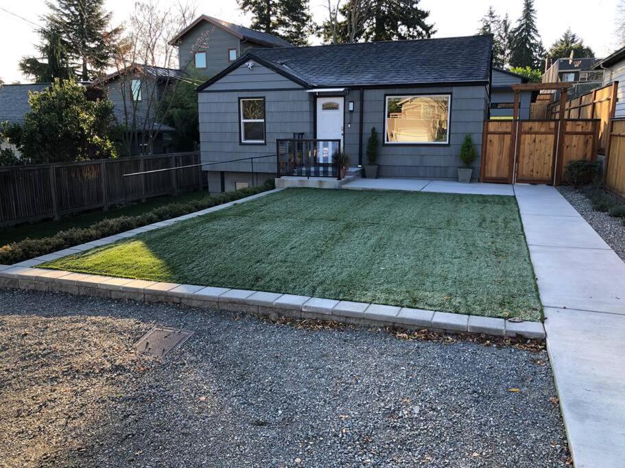 Apartment Cozy Crown Hill Carkeek W/3 Beds, Full Kitchen & Backyard In North Seattle