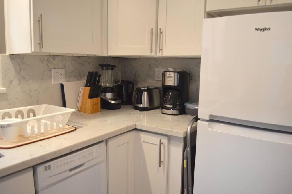Cozy Crown Hill Carkeek W/3 Beds, Full Kitchen & Backyard In North * Seattle