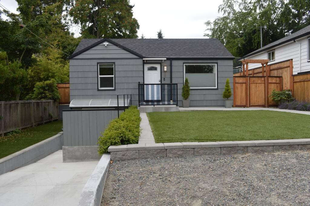 Cozy Crown Hill Carkeek W/3 Beds, Full Kitchen & Backyard In North Apartment Seattle