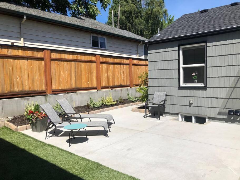 Cozy Crown Hill Carkeek W/3 Beds, Full Kitchen & Backyard In North Seattle