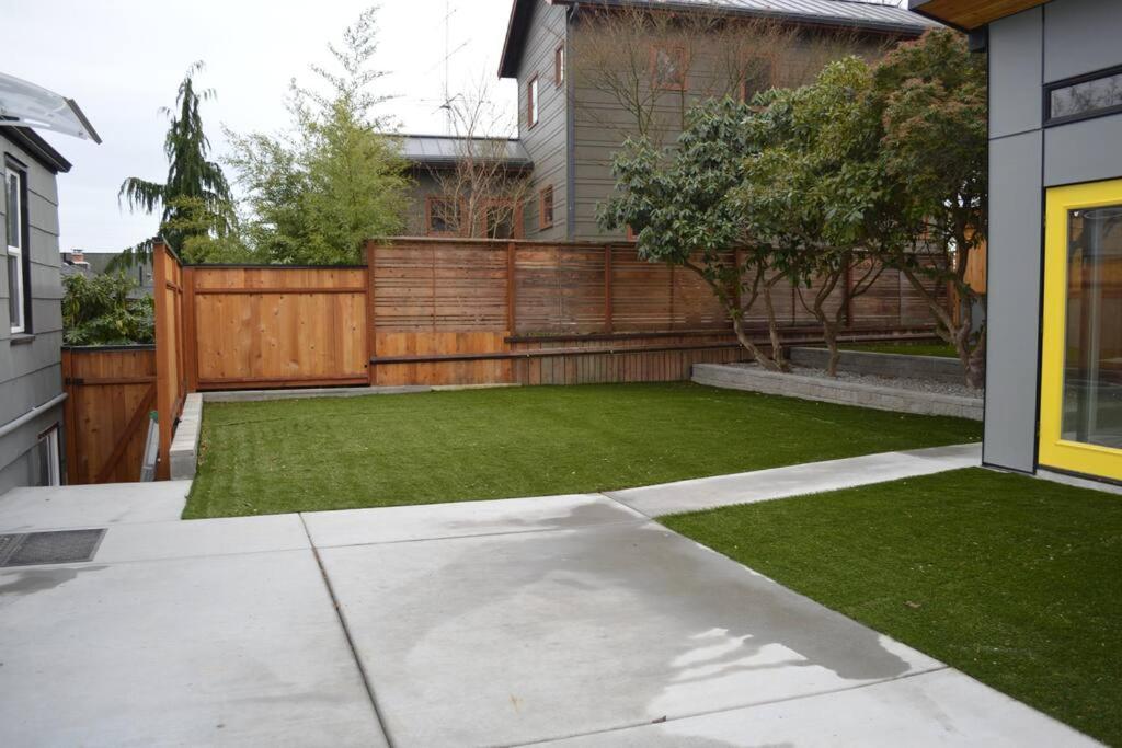 Cozy Crown Hill Carkeek W/3 Beds, Full Kitchen & Backyard In North Apartment