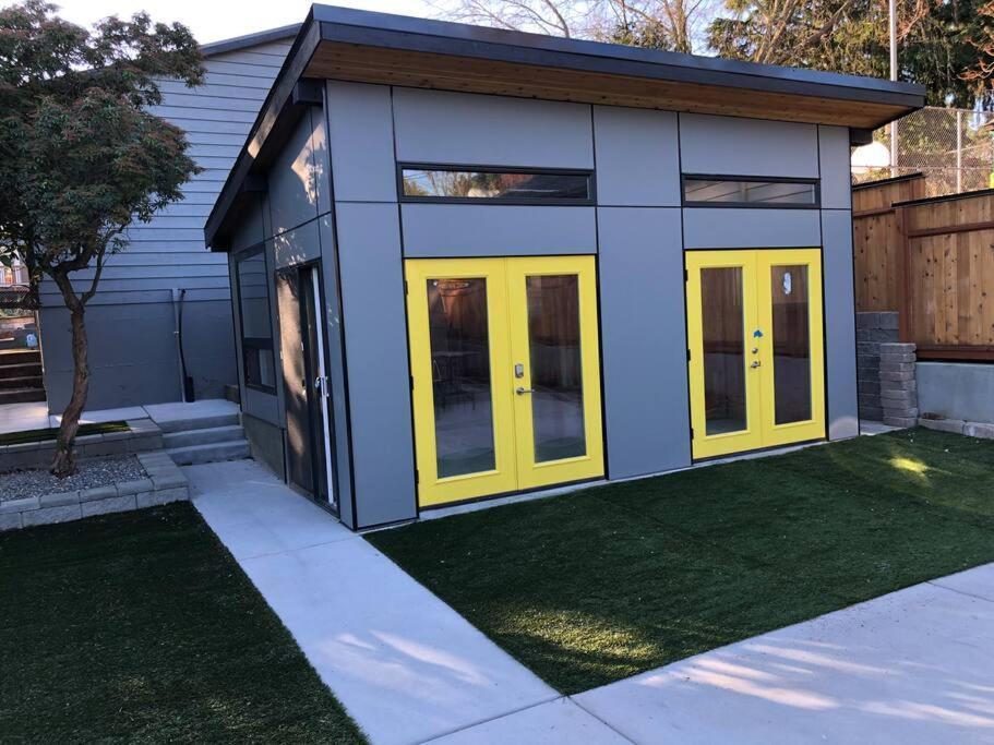 Apartment Cozy Crown Hill Carkeek W/3 Beds, Full Kitchen & Backyard In North *