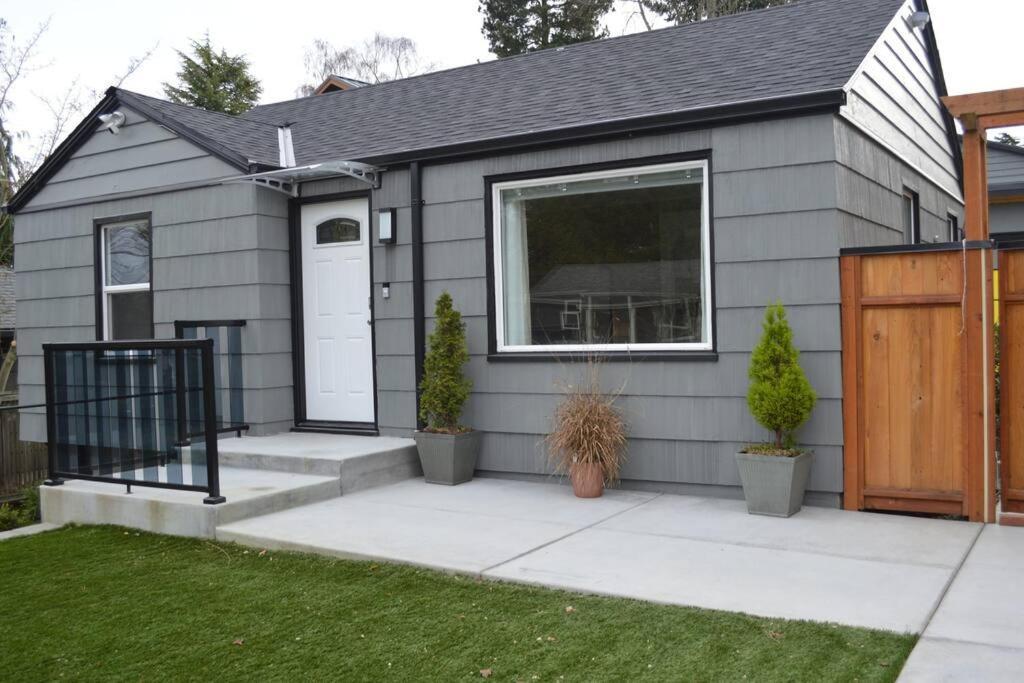 Cozy Crown Hill Carkeek W/3 Beds, Full Kitchen & Backyard In North *