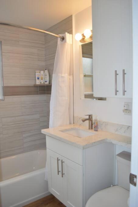 Cozy Crown Hill Carkeek W/3 Beds, Full Kitchen & Backyard In North